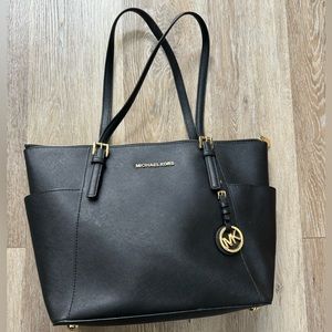 MICHAEL KORS Jet Set Top Zip Tote